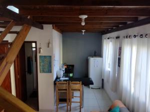cocina con mesa y nevera en Quintal Residencial en Florianópolis