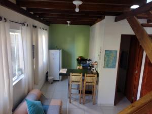 sala de estar con sofá y mesa en Quintal Residencial, en Florianópolis