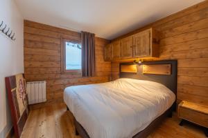 a bedroom with wooden walls and a bed in a room at Apartement Bec D1 - Happy Rentals in Chamonix