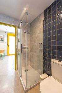a bathroom with a glass shower with a toilet at Estudio moderno y acogedor en Madrid Rio nº4 in Madrid