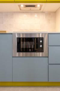 a stainless steel microwave oven in a kitchen at Estudio moderno y acogedor en Madrid Rio nº4 in Madrid