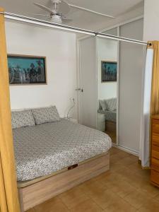 a bedroom with a bed and a ceiling fan at Precioso estudio en Los Cristianos in Los Cristianos