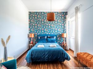 里斯本的住宿－Akicity Ameixoeira Light，一间卧室配有蓝色的床罩和蓝色的床罩