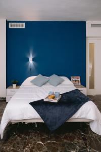 מיטה או מיטות בחדר ב-Piso compartido Delyrent, Reja
