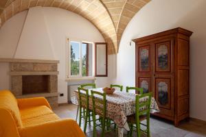 uma cozinha e sala de jantar com mesa e cadeiras em Villa Salentina With Garden And Pool - Happy Rentals em Santa Cesarea Terme