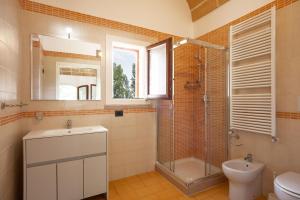 Et badeværelse på Villa Salentina With Garden And Pool - Happy Rentals + 23 billeder