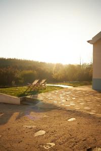 Quelques bancs assis dans un parc dans l'établissement Quinta do Marmeleiro - Casa Marmeleiro, à Santiago do Cacém