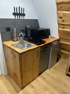 O bucătărie sau chicinetă la Cabana JagerBerg Rosenau