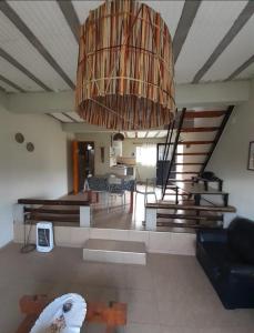 sala de estar con lámpara de araña y comedor en Casas de Altura 1 en Tafí del Valle