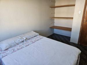 1 dormitorio pequeño con 1 cama en una habitación en Casa a 600m praia dos Ingleses en Florianópolis