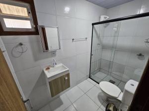 y baño con ducha, aseo y lavamanos. en Casa a 600m praia dos Ingleses en Florianópolis