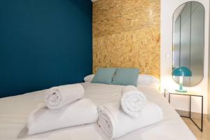 a bedroom with a white bed with towels on it at Estudio moderno y acogedor en Madrid Rio nº5 in Madrid