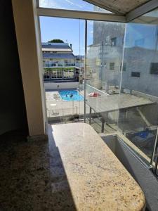 - Balcón con vistas a la piscina y al edificio en Casa a 600m praia dos Ingleses en Florianópolis