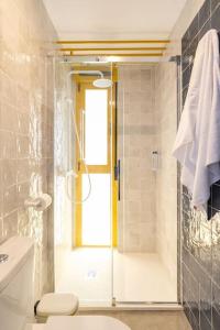 a bathroom with a shower and a toilet at Estudio moderno y acogedor en Madrid Rio nº5 in Madrid