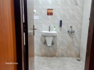 Kupatilo u objektu Teerath India - Spacious 1BHK near Prem Mandir