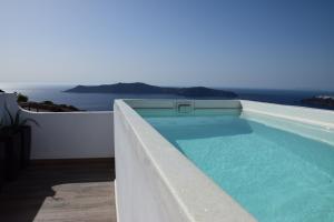 a swimming pool on the side of a house at Amaze Suites in Imerovigli