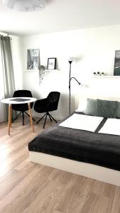 um quarto com uma cama grande e uma mesa em LouVi em Kehl am Rhein