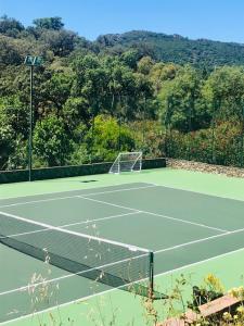 um campo de ténis com uma rede por cima em Molino Rio Alajar em Alájar