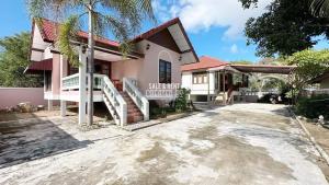 a house with a driveway in front of it at Happy Home Villa 1 in Nathon Bay