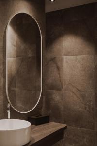 een badkamer met een wastafel en een spiegel bij kerii - adults boutique hotel in Saalbach Hinterglemm