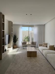 - un salon avec un canapé et une table dans l'établissement 2 Bedroom Apartment in Jeddah, à Djeddah