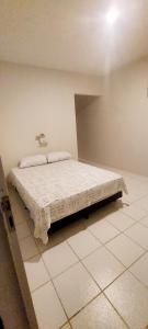 sypialnia z łóżkiem w pokoju w obiekcie Pousada Esmeralda w mieście Maragogi