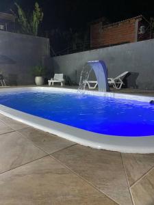 a swimming pool with a water fountain at Casa de Praia com piscina in São Sebastião