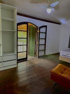 a room with a room with a mirror and a bed at Casa de Praia com piscina in São Sebastião