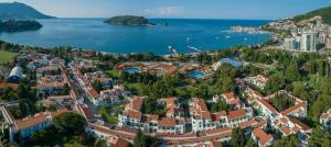 een luchtzicht op een stad naast het water bij Hotel Slovenska Plaža in Budva