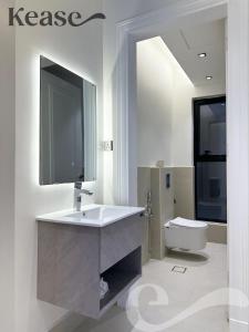uma casa de banho com um lavatório e um WC em Kease Al Izdihar -7 Luxury Gold AZ99 em Riyadh