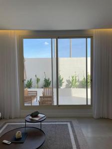 un soggiorno con una grande porta scorrevole in vetro di 2 Bedroom Apartment in Jeddah a Gedda