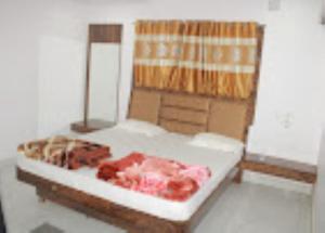 Katil atau katil-katil dalam bilik di HOTEL PANCHANAN Junagrh