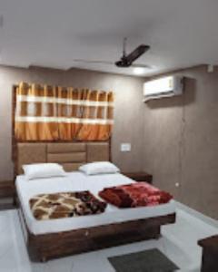 Katil atau katil-katil dalam bilik di HOTEL PANCHANAN Junagrh