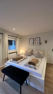 uma grande cama branca com duas almofadas num quarto em home B29 em Landeck