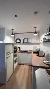 uma cozinha com armários brancos e uma bancada em home B29 em Landeck
