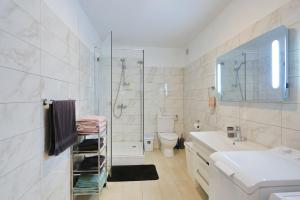 ein Badezimmer mit Dusche, Toilette und Waschbecken in der Unterkunft Holiday home Šenta in Ljubač