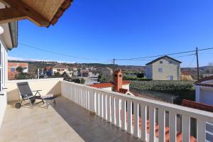 ein Blick vom Balkon eines Hauses mit einem Stuhl in der Unterkunft Holiday home Šenta in Ljubač