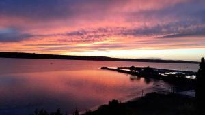 ein Sonnenuntergang über einem großen Gewässer in der Unterkunft Holiday home Šenta in Ljubač + 24 Fotos