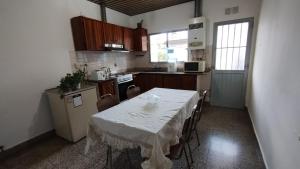 una cocina con mesa y mantel blanco. en Lo de Silvia en Gualeguaychú