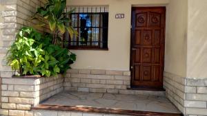 瓜萊瓜伊丘的住宿－Lo de Silvia，建筑物旁边的门和植物