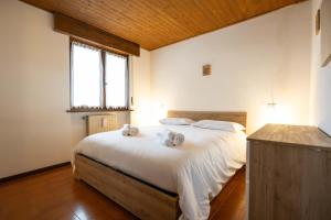ein Schlafzimmer mit einem großen Bett mit Handtüchern darauf in der Unterkunft Cesa Alpes 2 in Campitello di Fassa