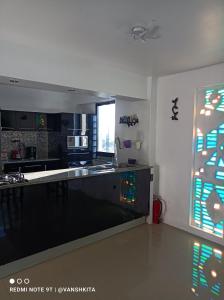 une cuisine avec un comptoir noir et une fenêtre dans l'établissement The Warren @Torreavila, à Caracas