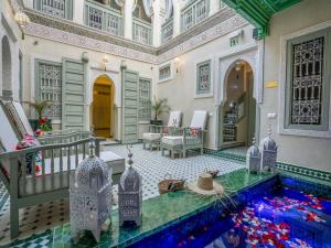 une chambre avec une piscine au milieu d'un bâtiment dans l'établissement Riad Almisk, à Marrakech