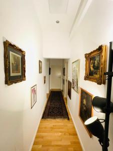 einen Flur in einem Museum mit Gemälden an den Wänden in der Unterkunft Direct city center-privat rooms-5 Minutes Mariahilferstraße in Wien