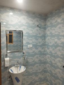 ein Bad mit einem Waschbecken und einem Spiegel in der Unterkunft Sheraz Guest House Ziran Gulmarg in Gulmarg