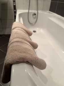 een handdoek bovenop een toilet in een badkamer bij Borovets Gardens Funky Fresh Studio by Joro in Borovets
