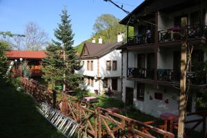 ein Haus mit einem Holzzaun neben einem Gebäude in der Unterkunft ABANT DORT MEVSİM KONAĞI HOSTEL in Dereceören