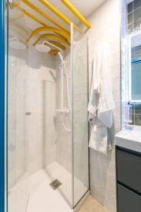 a bathroom with a shower with a glass door at Estudio moderno y acogedor en Madrid Rio nº6 in Madrid