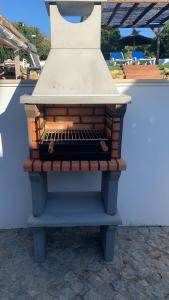 a barbecue grill sitting on top of a bench at Quinta da Layla in Olhão