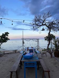 einen Picknicktisch mit einer Schüssel Essen am Strand in der Unterkunft Má Năm Homestay in Phương Phi